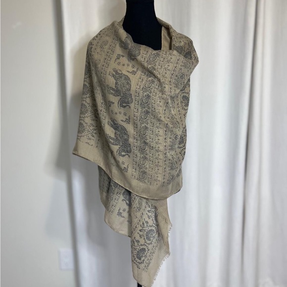 Elegant Tan Elephant Design Wrap - Picture 3 of 4